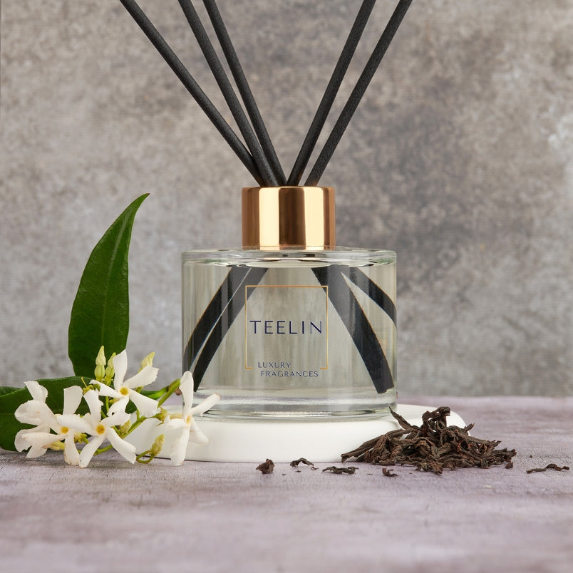 Reed diffuser with black tea and jasmine flowers