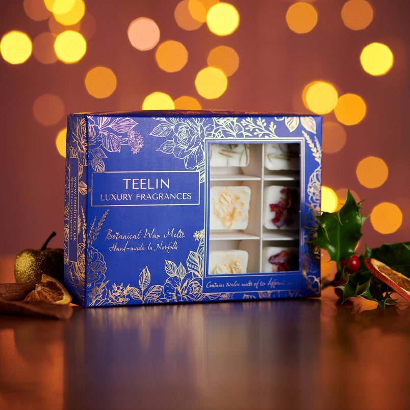 Teelin Festive Deluxe box with lid and Christmas decorations.